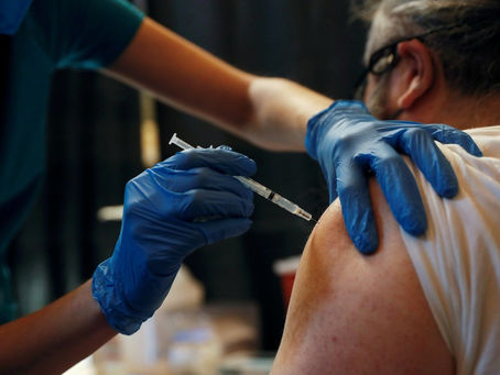 EUA aplicaram primeira dose da vacina contra Covid em mais da metade da população adulta