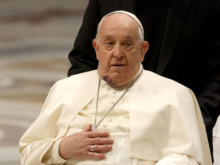 Papa Francisco é hospitalizado para fazer exames e tratar bronquite, diz Vaticano