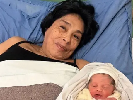 Mulher dá à luz pela primeira vez aos 62 anos, após a menopausa, e bate recorde na Argentina