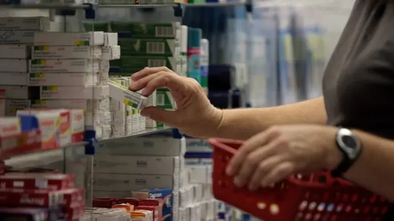 Câmara aprova projeto que permite venda de medicamentos em supermercados; texto segue para sanção presidencial