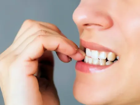 Costuma roer as unhas no dia a dia? Veja 6 consequências para a saúde que o hábito pode causar