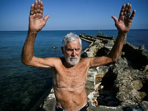 'O mar rejuvenesce': idosos cubanos desafiam o envelhecimento mergulhando