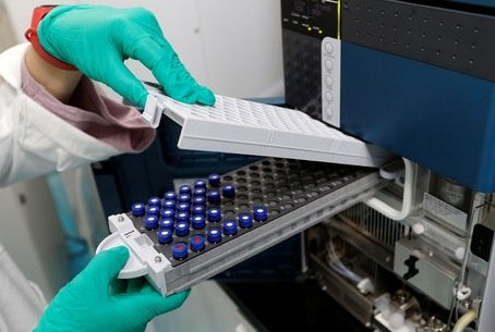 Vacina de Oxford traz tecnologia nunca usada em larga escala