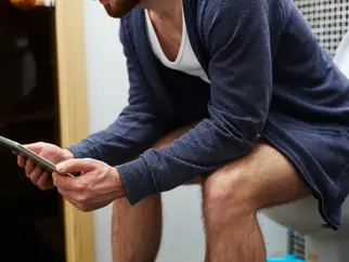 Posição faz diferença e urinar sentado pode trazer benefícios para o homem
