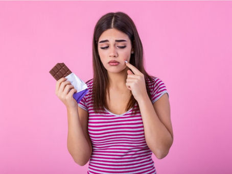 Por que o chocolate pode não ser o vilão que causa sua acne