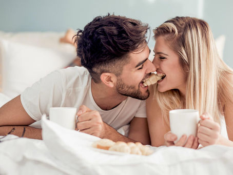 Coma antes do sexo: estudo diz por que as carícias são menos prazerosas quando você está com fome