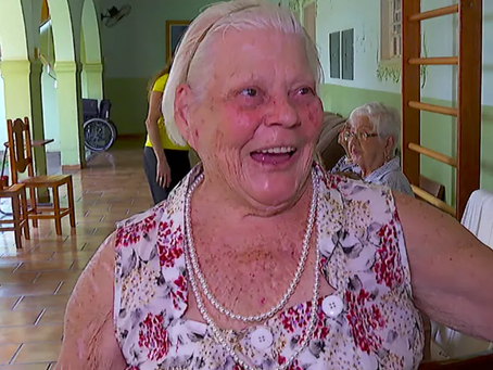 Mamães idosas ganham festa surpresa especial em lar de Ribeirão Preto, SP
