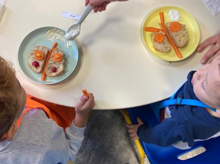 des enfants jouent avec les aliments et découvre une alimentation saine