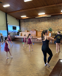 A DANCE1 class where students are enjoying learning new steps
