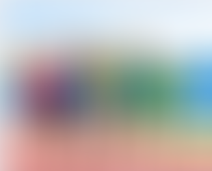 Jovens praticando corrida numa pista de atletismo usando roupas coloridas