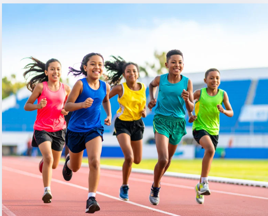 Jovens praticando corrida numa pista de atletismo usando roupas coloridas
