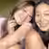 Irmaes Nadya e Issa Okamoto sentadas e abracadas sorrindo