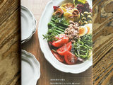 丸山智博さんが初の書籍を出版されました。
「僕の好きな器、僕の好きな料理」
P18,19では、以前マムールでお選びいただいた、ジアンのアンティークプレートにレモホンというスペインの古典料理を盛り付けていただき掲載されています。