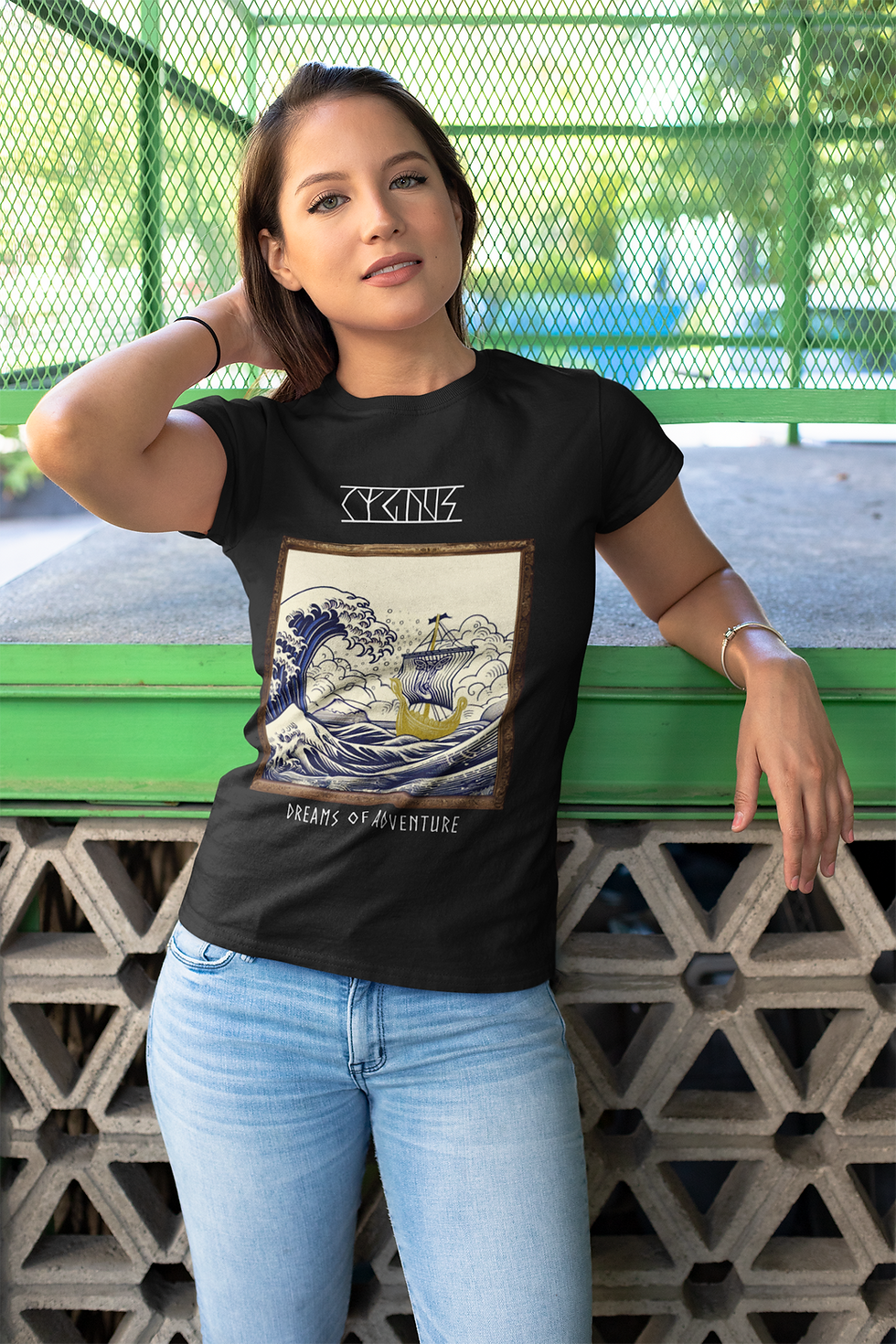 Miniatura: "The Wave and a Viking Visitor" by Hokusai-sson Female T-Shirt.