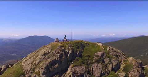 people doing yoga on a cliff in Italy