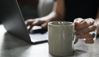 Getränkebecher und ein Laptop