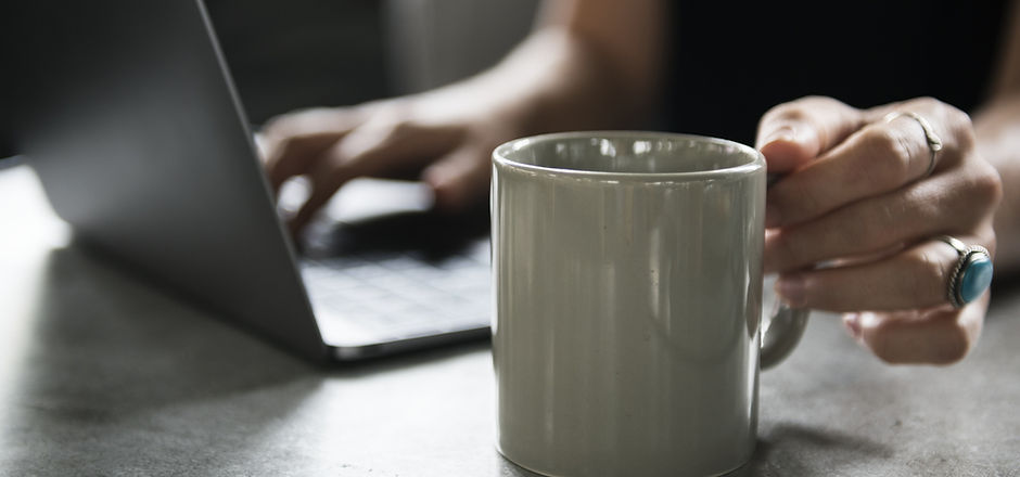 Getränkebecher und ein Laptop