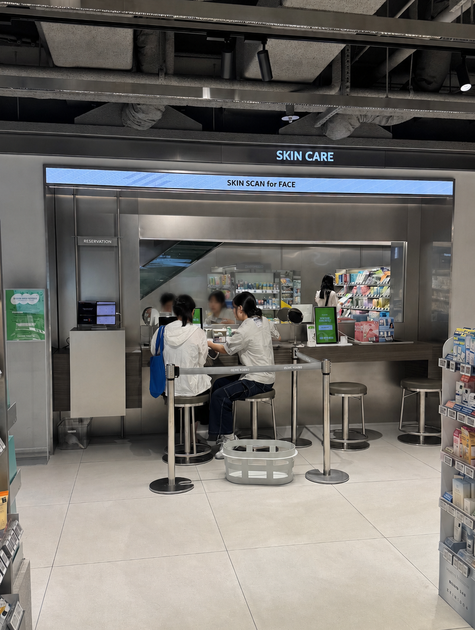 オリーブヤング セントラル江南タウン店地下1階スキンケアコーナー、Skin Scan for Faceデスクとコンサルタント