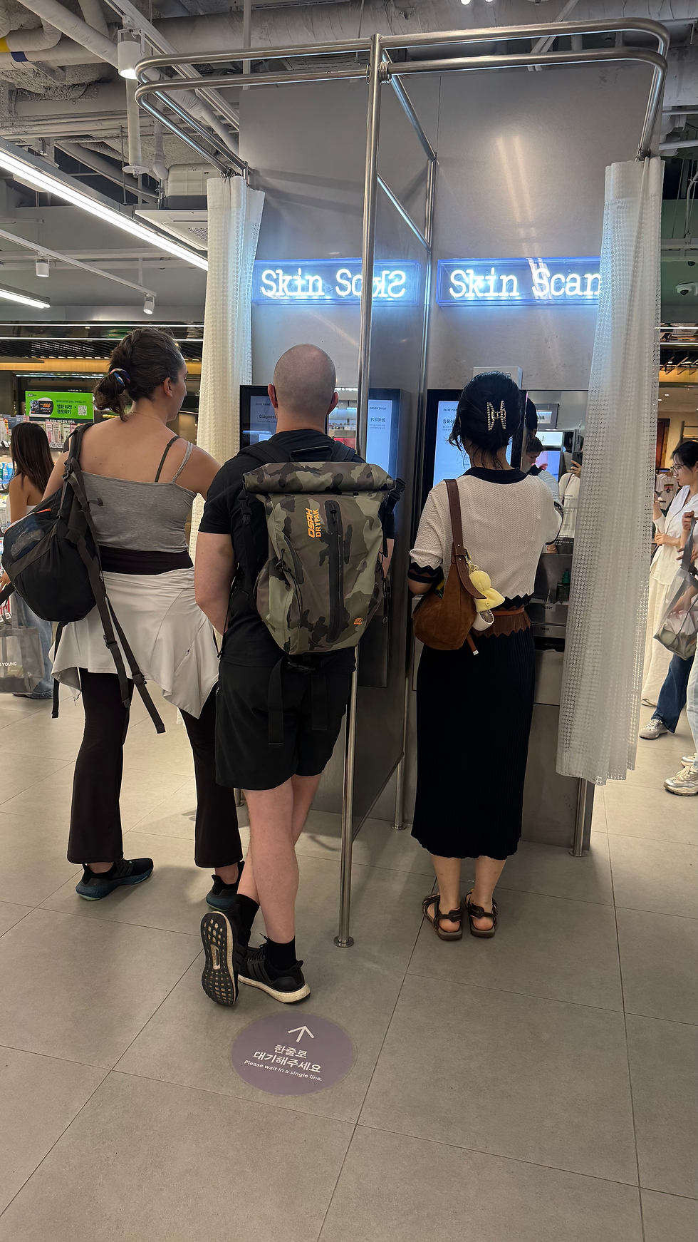 Olive Young Parnas三星城店Skin Scan专区,两台检测台同时被顾客使用