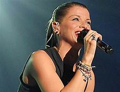 "La musica di Alessandra Amoroso connette i cuori degli italiani in Italia e nel mondo con passione e autenticità."