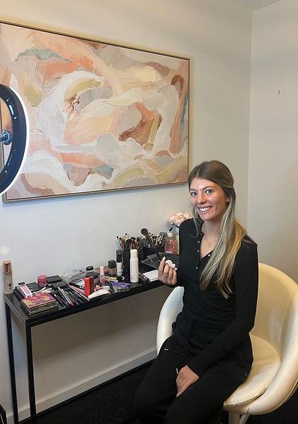 Bellus Makeup artist- Ella