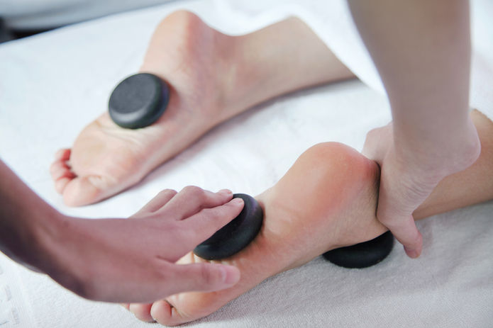 Soin relaxant aux pierres chaudes proposé au Cocon à Auch