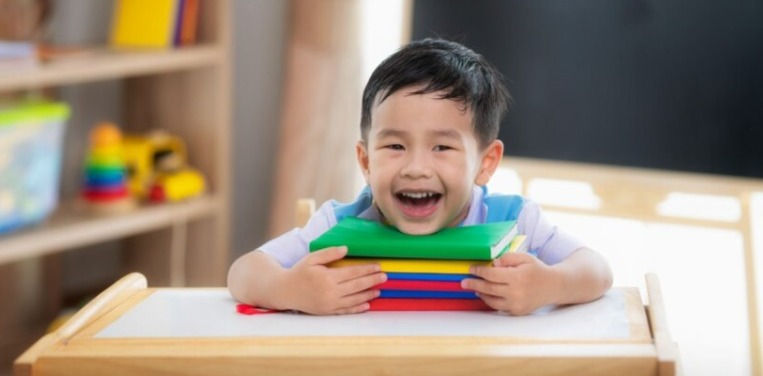 Un enfant fait sa rentrée scolaire