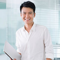 微笑的年輕商人