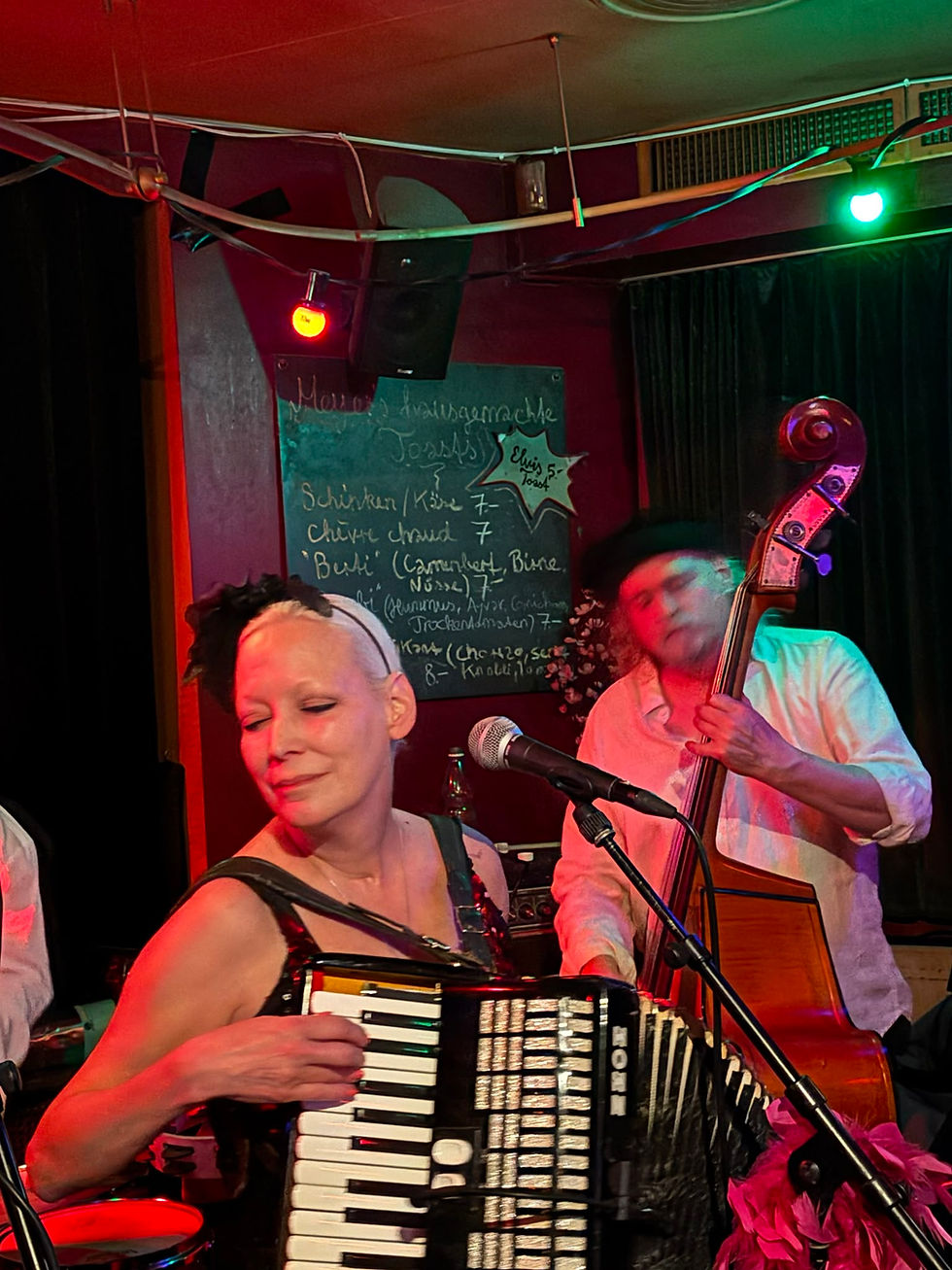 Musu musiziert in ihrer Bar (Foto Meyer’s)