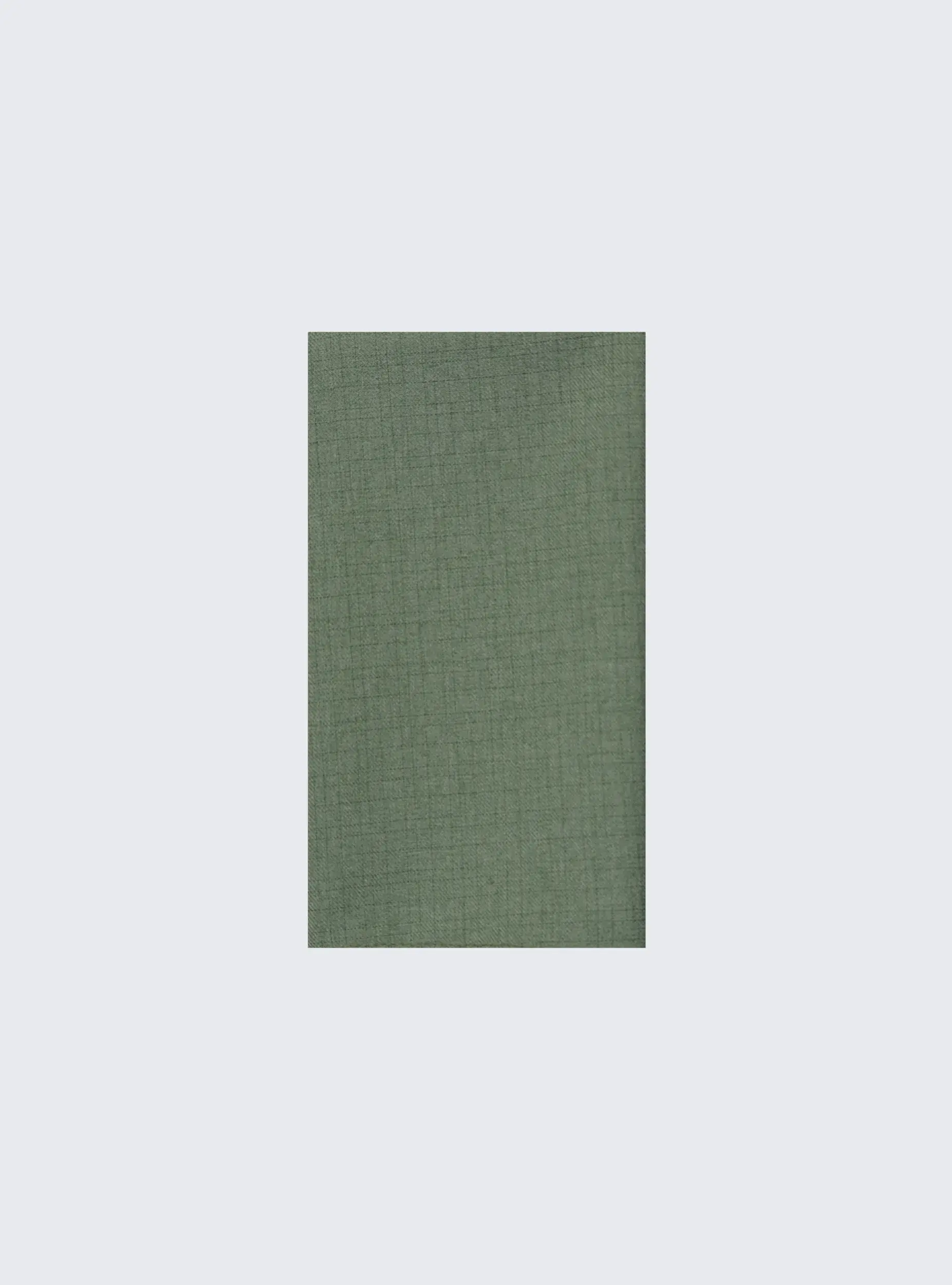 Cuaderno verde liso sobre fondo blanco, perfecto para tomar notas o apuntes.