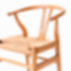 Silla de madera clara con asiento de mimbre, diseño clásico y elegante. Silla en madera.
