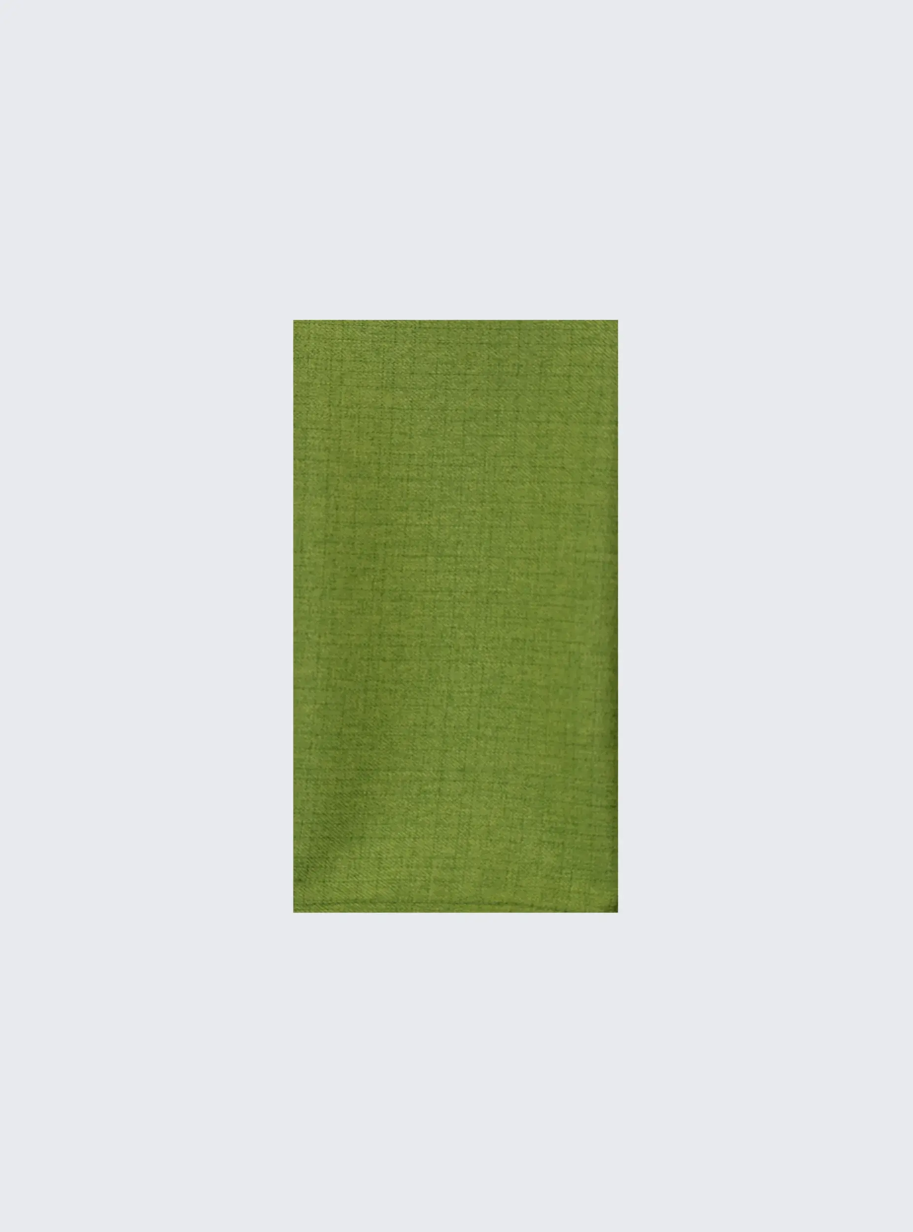 Servilleta verde, pieza textil rectangular, fondo blanco, textura visible y detalle.