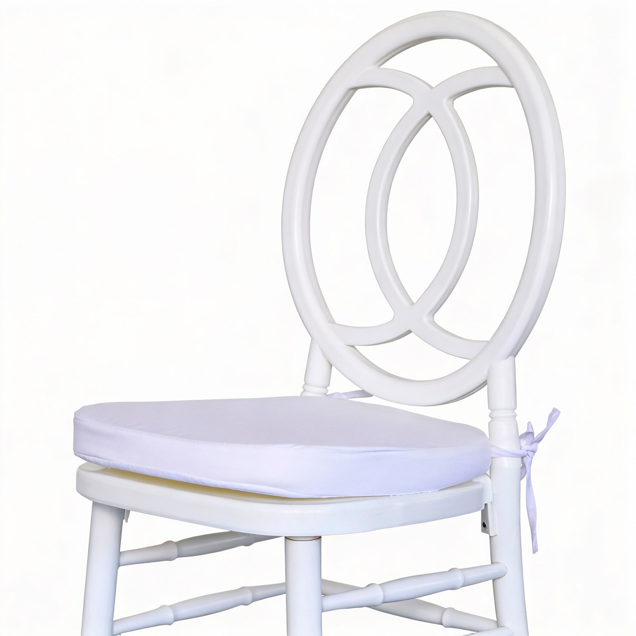 Silla blanca con respaldo redondo, Silla asiento blanco sobre fondo blanco.