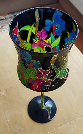 Jarrón de orquídeas en dorado y morados creado sobre pintura  de vidrio por la artista Eva Mas jhevvartividre