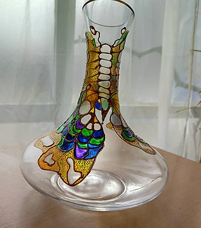 decantador mariposa obra artística creada por la artista Eva Mas, jhevvartividre. La  mariposa sobre vidrio