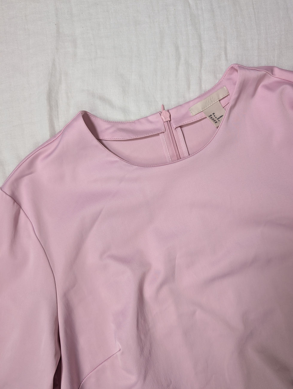 Miniatyrbild: H&M ljusrosa blus i satin (S-M)