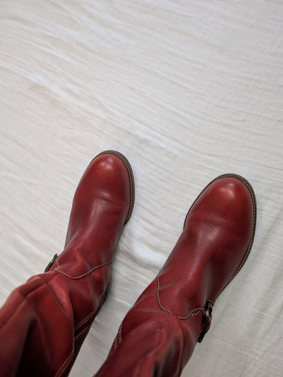 Miniaturebillede: Röda skinnboots med spännen (38)