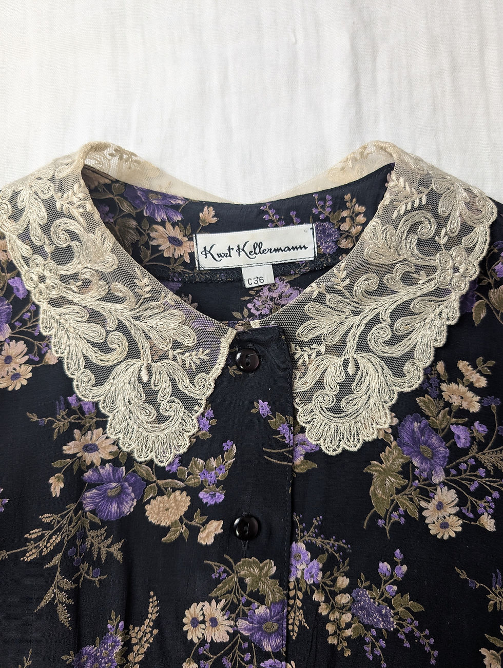 Miniaturebillede: Vintage 80-tal svartblommig blus med spetskrage (S)
