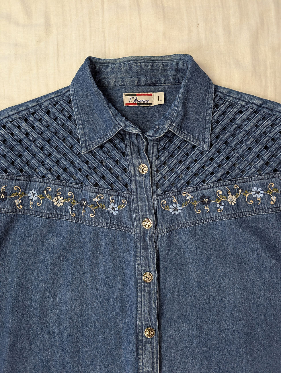 Miniatyrbild: Vintage 90-tal jeansblus med brodyr och crochet (L)