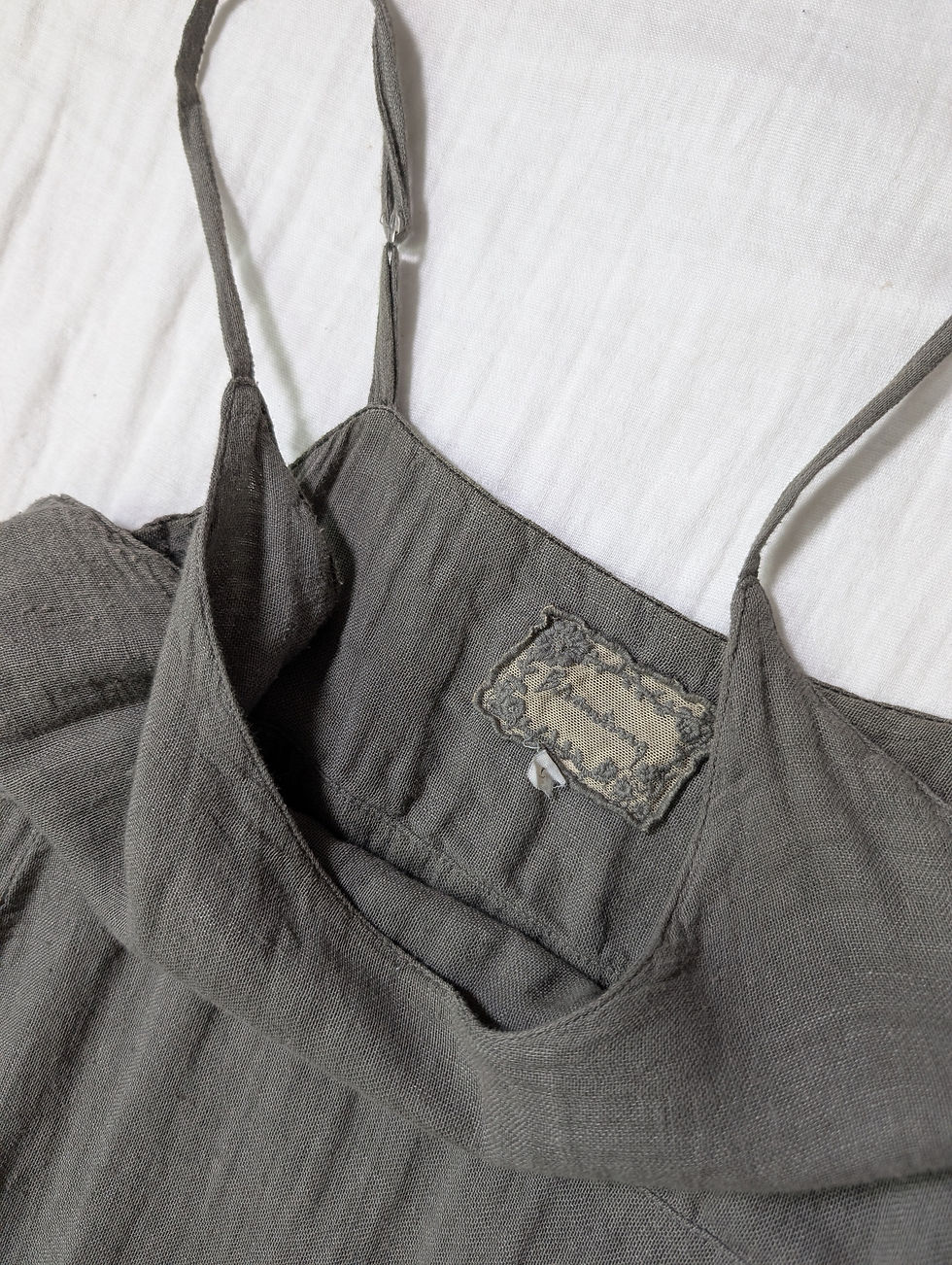 Miniaturebillede: Vintage mörkgrå linneklänning med volangkant (L)