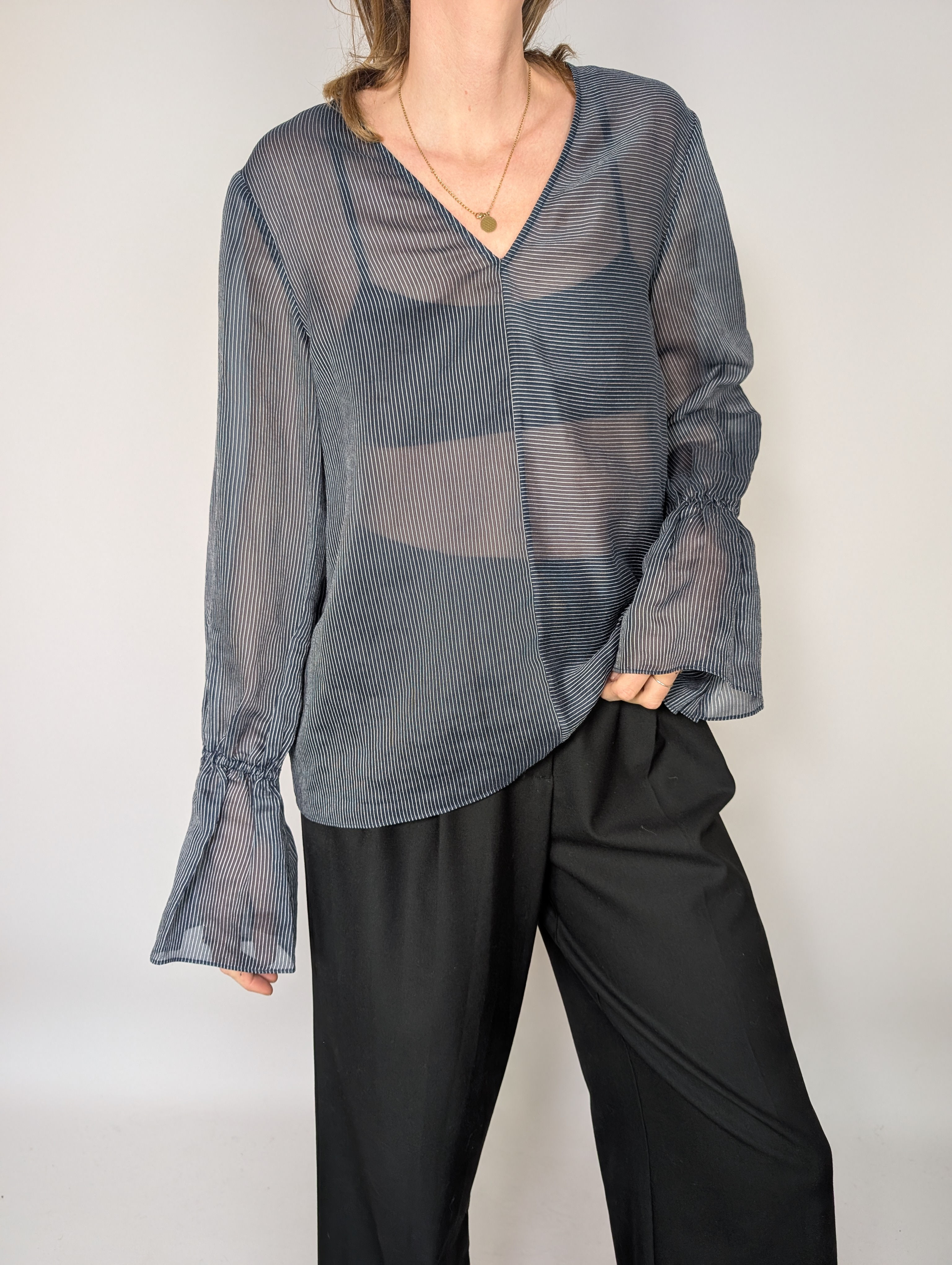 Dagmar smalrandig skir blus med volangärm (M)