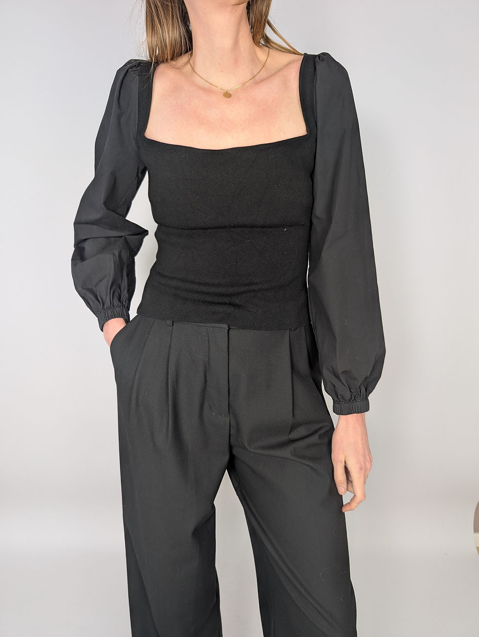 Miniaturebillede: Asos Design svart finstickad topp med poplinärmar (M)