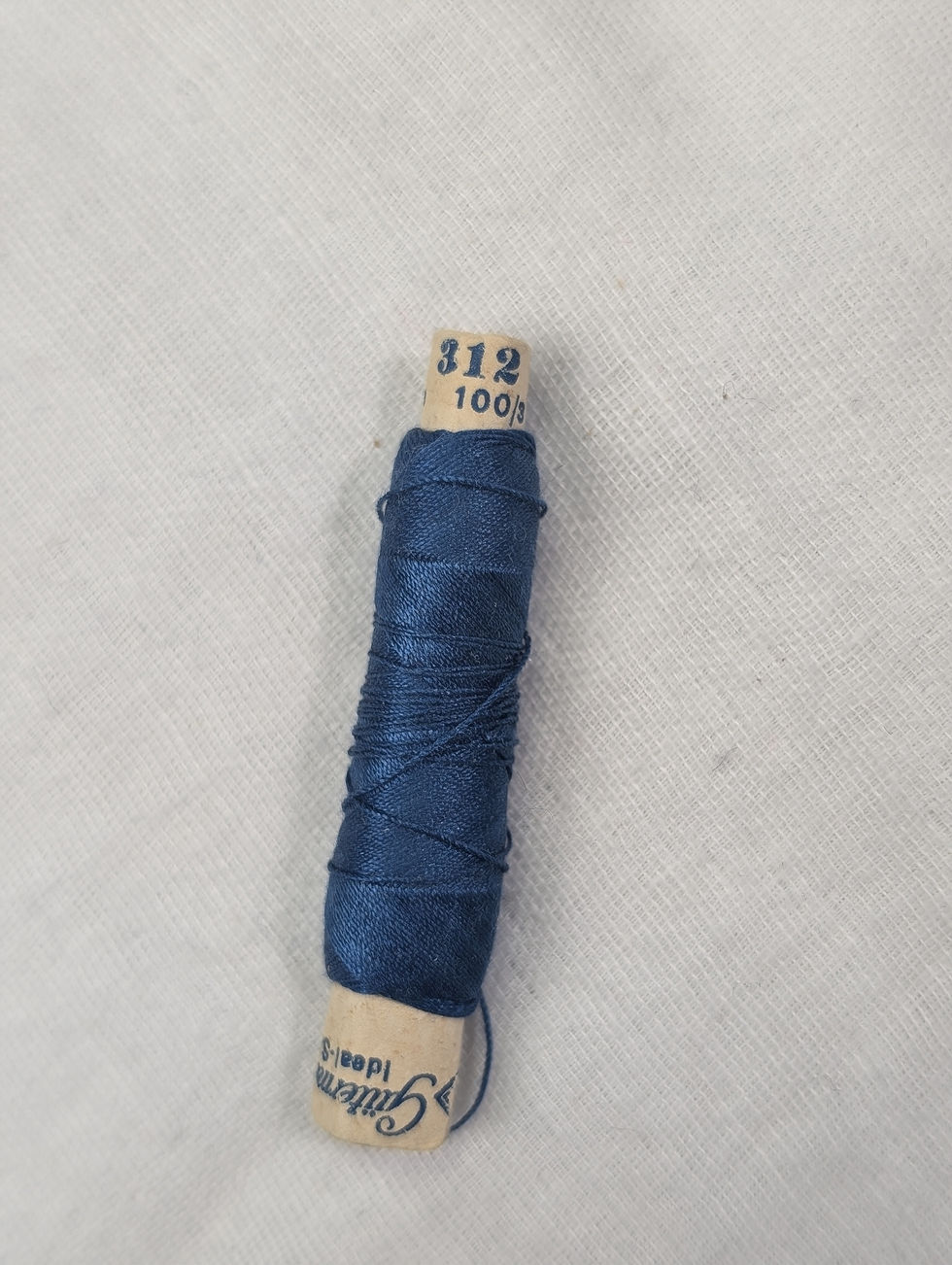 Miniatyrbild: Sysilke - laga hål i känsliga material. Välj din färg, 44 kr/rullen