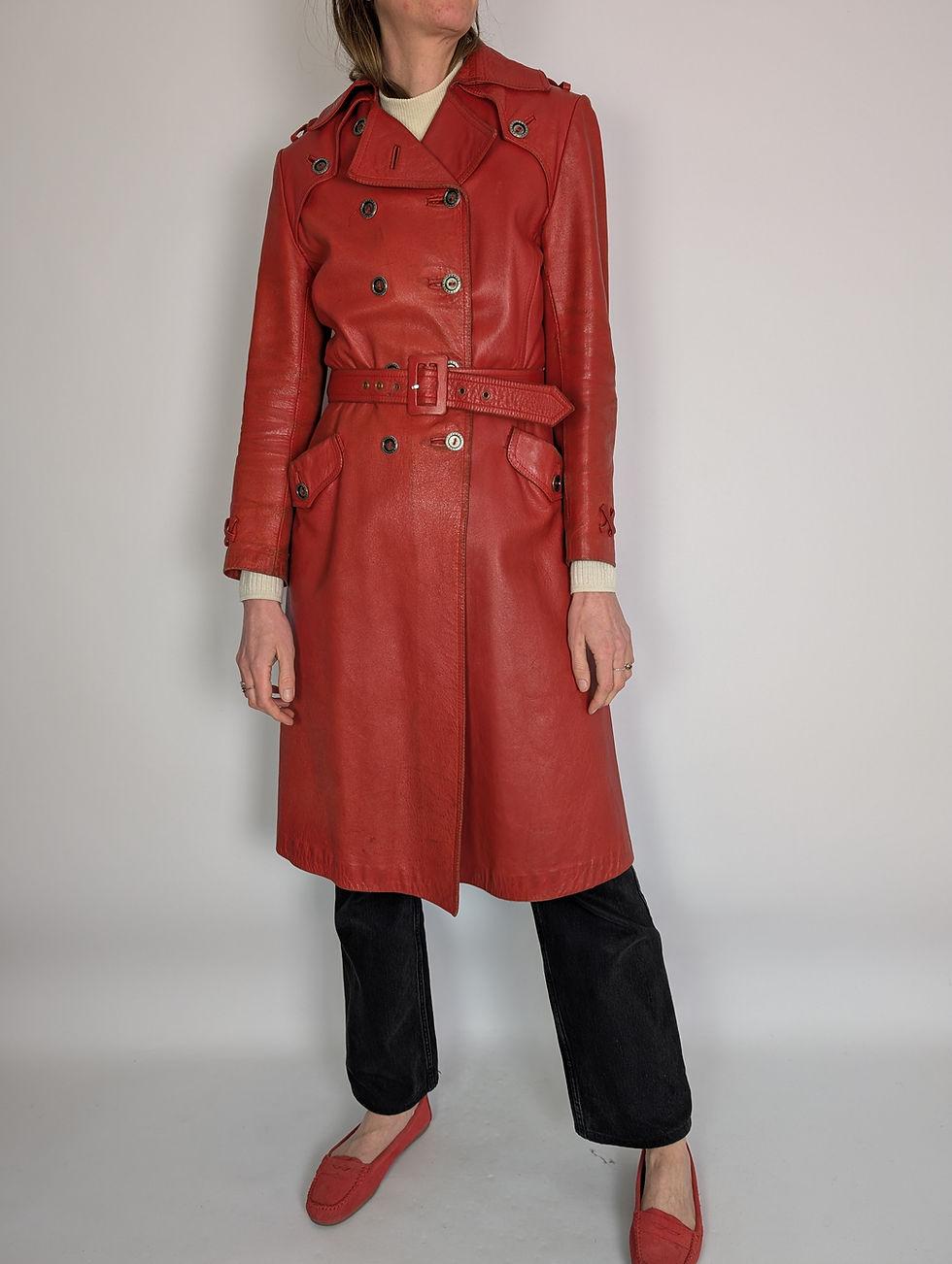 Miniatyrbild: Vintage 70-tal lång röd skinnkappa med bälte (S-M)