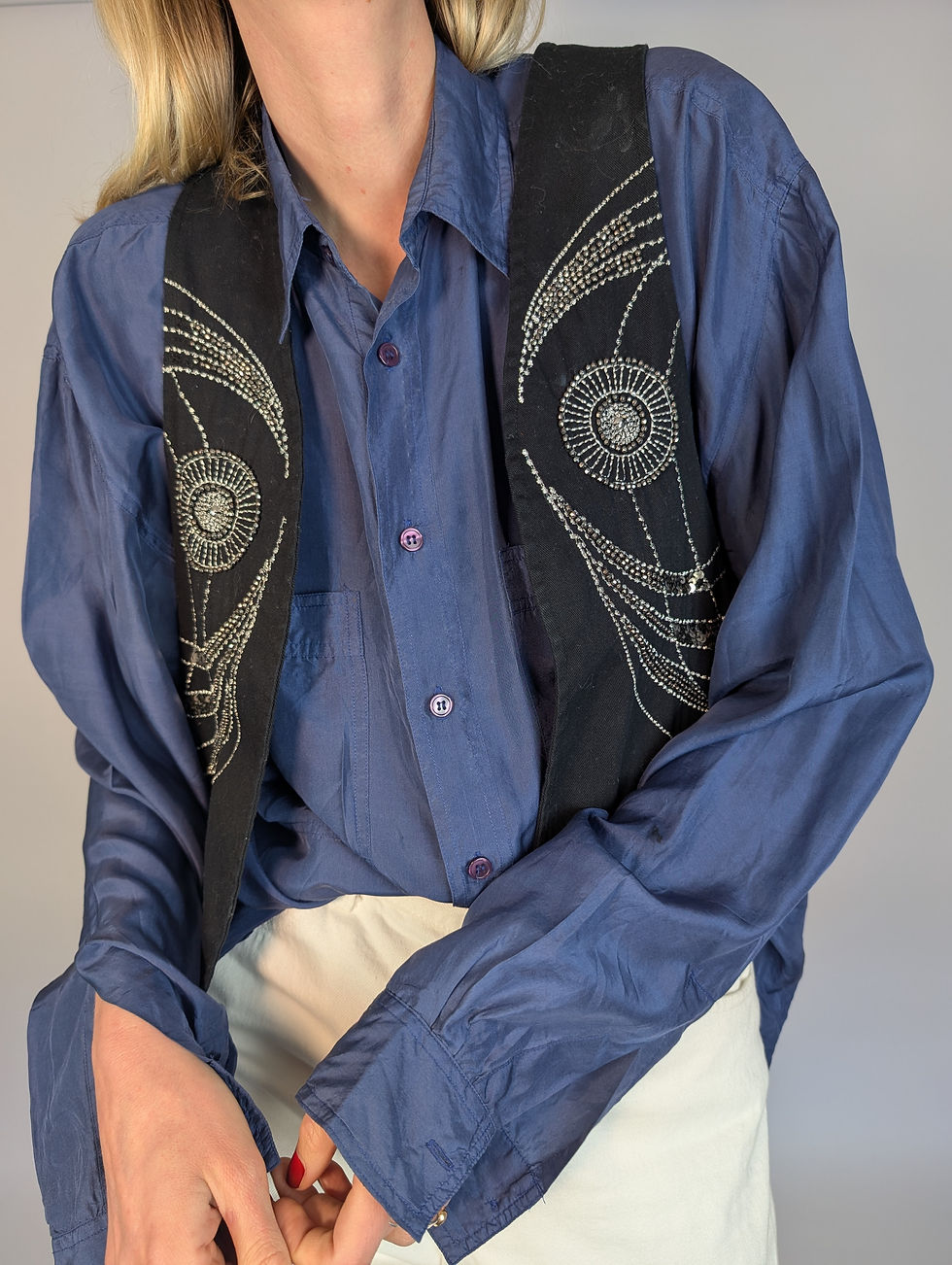 Miniaturebillede: H&M sort vest med dekorationer (M)