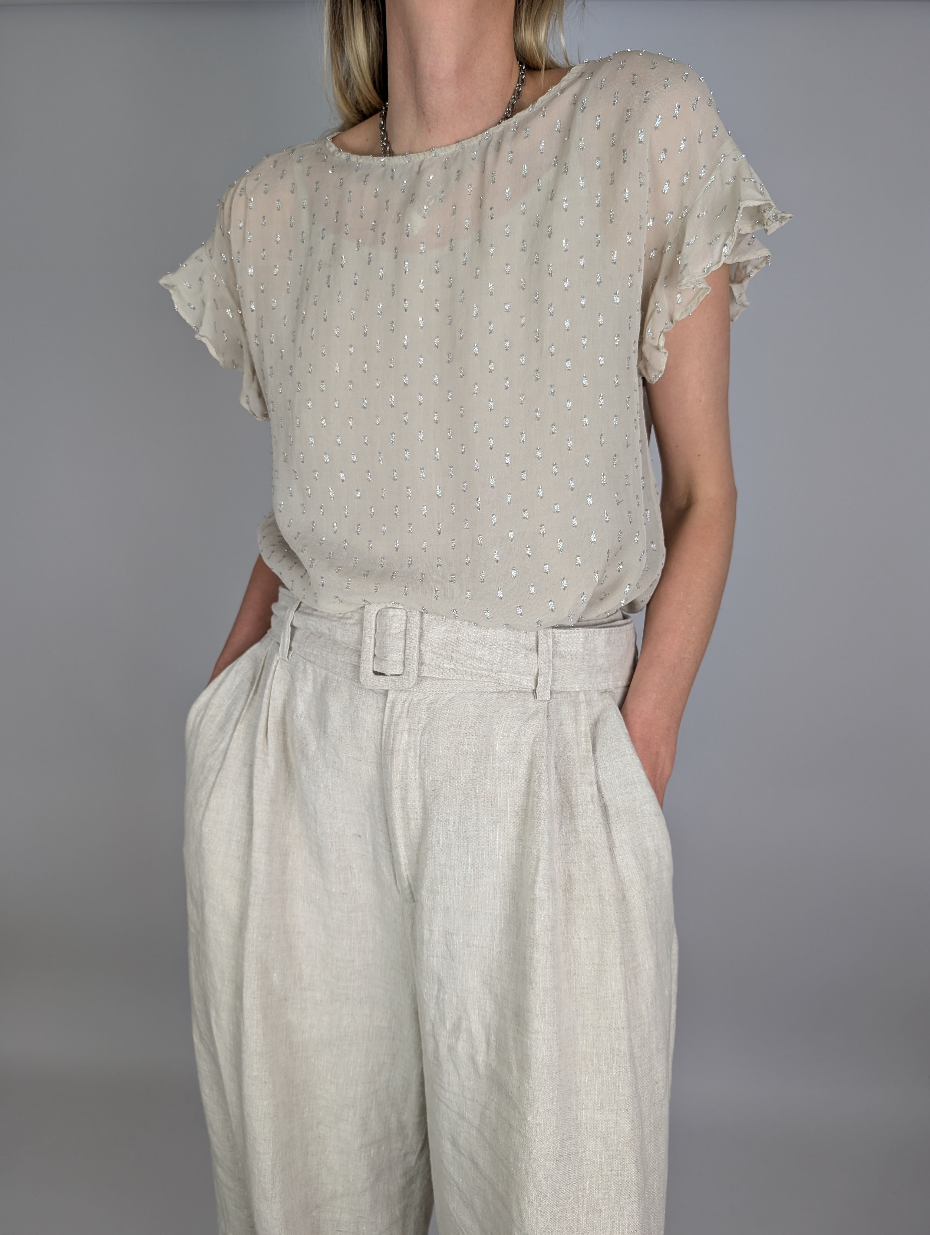 Custommade sidenblus i nude med volang (M)