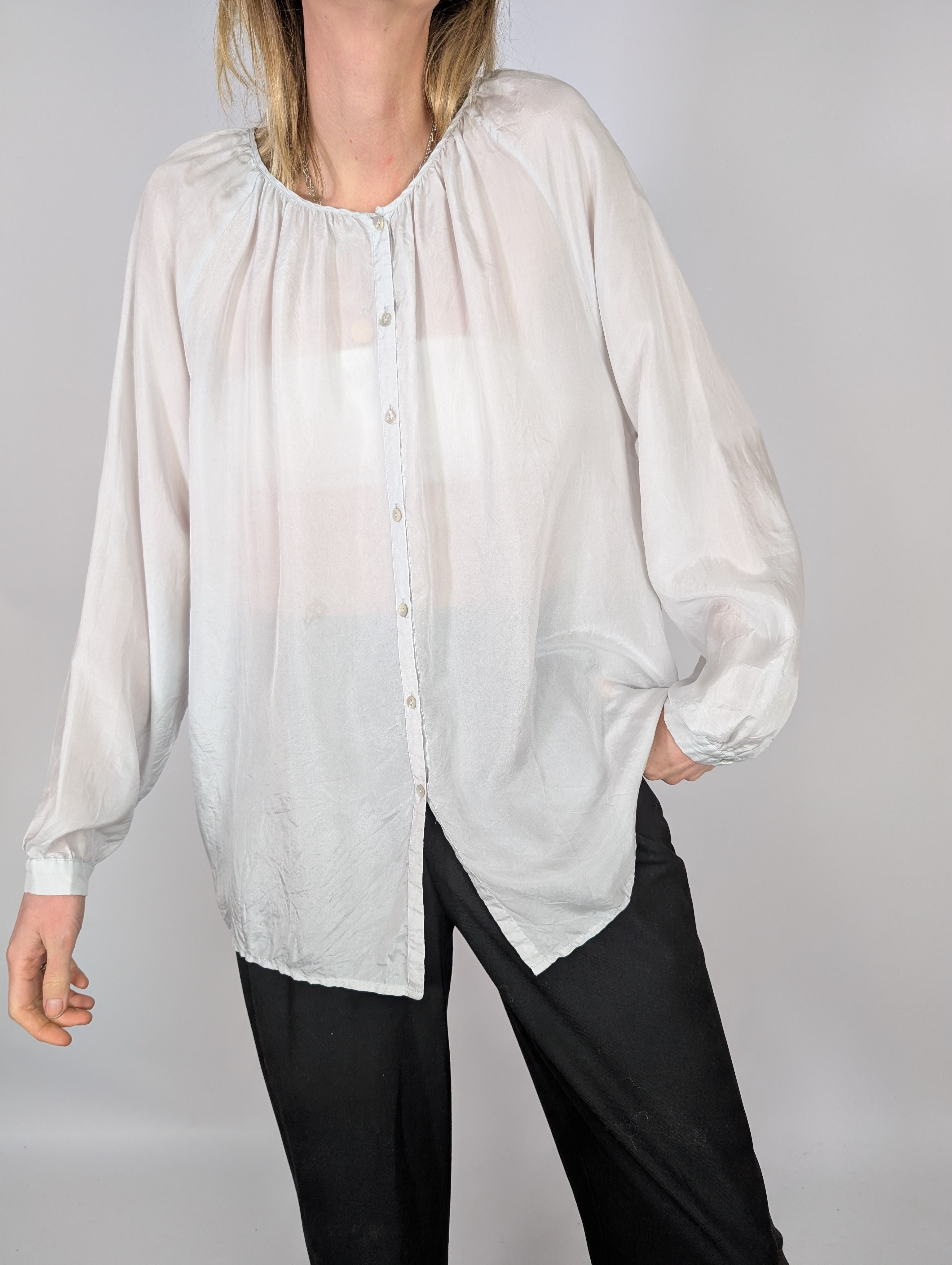 Wera lysegrå bred bluse i ren silke (L-XL)