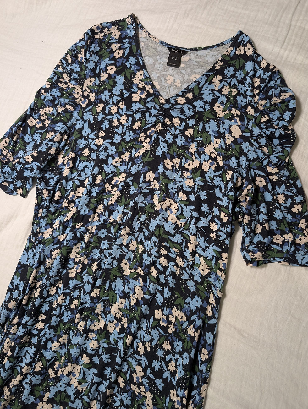 Miniatyrbild: Lindex blåblommig klänning med rynk (L-XL)