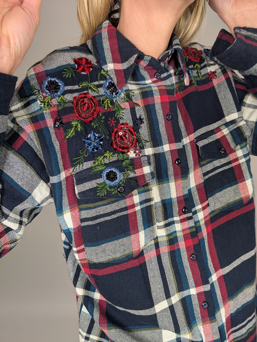 Miniaturebillede: Ternet skjorte med broderi (M-L)