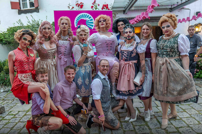 LGBT Reiseziel Pörtschach mit rainbowtravel - Pink Lake Almdudler Almrauschparty. Mit den Drag Queens Trina Crystal, Sindy Sinful, Klara Mydia, Gigi La Pajette, Syphia Lys, Mademoiselle Giselle und Betty Pearl